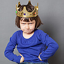 Photo d'un enfant avec une couronne